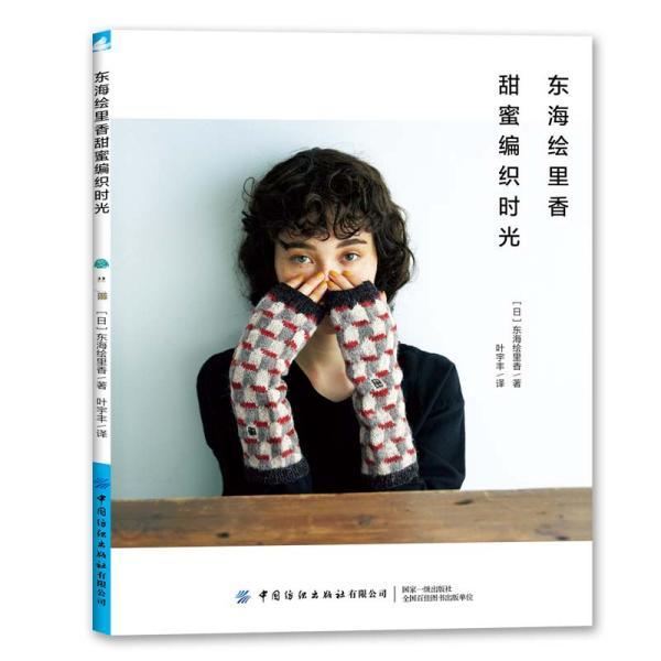 浙江温州,一辆叉车停在省道中间,疑因发生故障。4名女交警了解情况后,化身“大力士”,合力将车推至安全地段